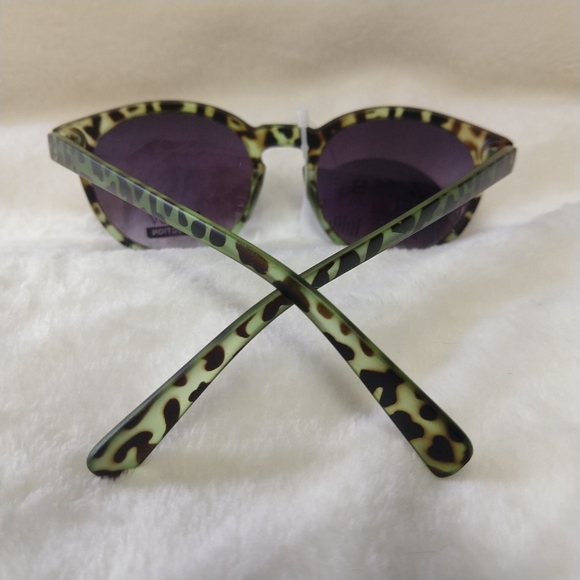 Retro UV 400 Clear Animal Print Sunglasses - Picture 8 of 8